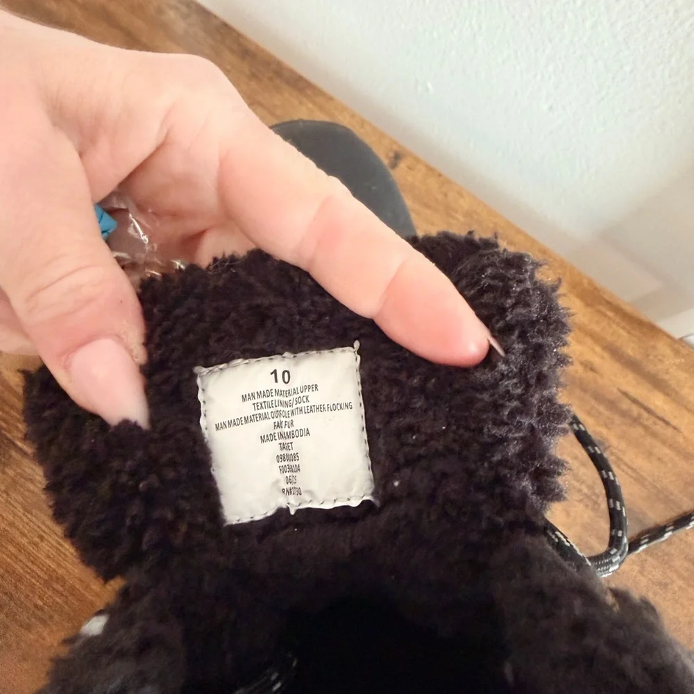 Men’s size 10 unused Black sherpa Lined Winter Boots